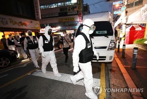 Police officers head toward Sarang Jeil Church in Seoul on Aug. 21, 2020, for a search and seizure operation. A court issued a warrant after health authorities failed to secure the full list of the members of the church at the center of recent spikes in coronavirus infections in the country. (Yonhap)