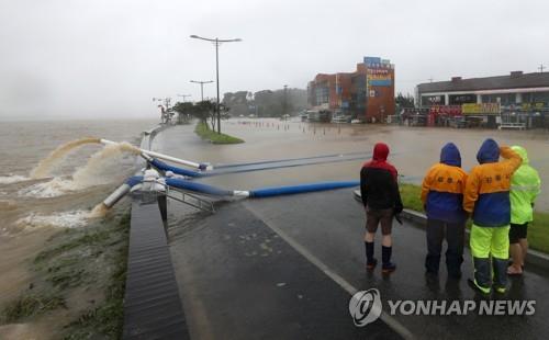 Work is under way to pump water out of an inundated street in the eastern port city of Gangneung on Sept. 7, 2020, as Typhoon Haishen brought heavy rains in the region. (Yonhap)