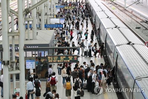 This photo, taken Sept. 11, 2019, shows people boarding a train at Seoul Station in central Seoul to visit their hometowns for the Chuseok holiday. (Yonhap) 