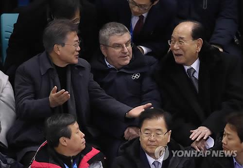 In this file photo from Feb. 10, 2018, South Korean President Moon Jae-in (L) chats with Kim Yong-nam (R), North Korea's nominal head of state, with International Olympic Committee President Thomas Bach in the middle during a preliminary game between the unified Korean team and Switzerland in the women's hockey tournament at the PyeongChang Winter Olympics at Kwandong Hockey Centre in Gangneung, Gangwon Province. (Yonhap)