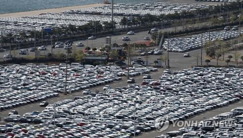This file photo taken April 8, 2020, shows vehicles lined up at Hyundai Motor's port in Ulsan, about 410 kilometers southeast of Seoul. (Yonhap)