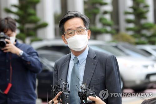 Jung Ju-gyo, a lawyer for former President Chun Doo-hwan, speaks to reporters in front of the Gwangju District Court in the southwestern city of Gwangju on Oct. 5, 2020. (Yonhap)