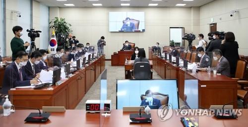 The National Assembly's National Defense Committee holds a meeting on Oct. 6, 2020, in preparation for the annual parliamentary audit the next day. (Yonhap)