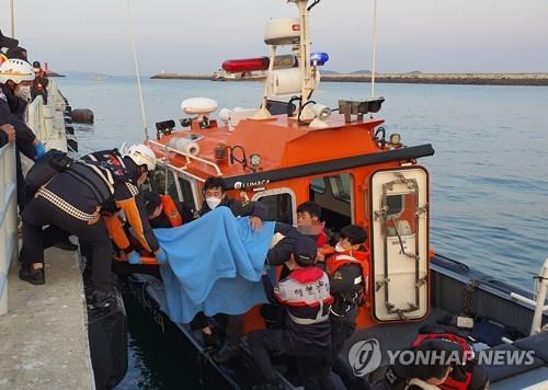 This photo, provided by the Coast Guard on Oct. 31, 2020, shows a recreational fisherman being rescued after a fishing boat accident. (PHOTO NOT FOR SALE) (Yonhap) 