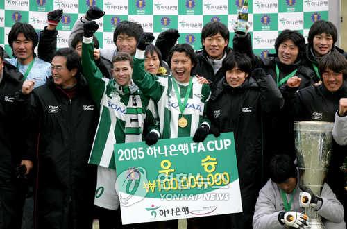 In this file photo from Dec. 17, 2005, Jeonbuk Hyundai Motors players celebrate their FA Cup title at Seoul World Cup Stadium in Seoul. (Yonhap)