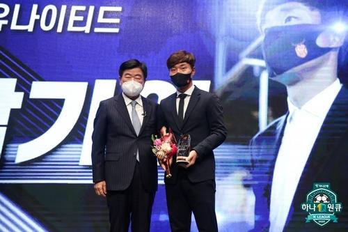 Jeju United head coach Nam Ki-il (R) poses with Korea Professional Football League (K League) President Kwon Oh-gap after winning the Coach of the Year award in the K League 2 during a ceremony in Seoul on Nov. 30, 2020, in this photo provided by the K League. (PHOTO NOT FOR SALE) (Yonhap)