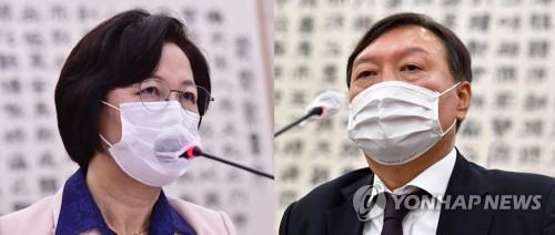 The undated file photo shows Justice Minister Choo Mi-ae (L) and Prosecutor General Yoon Seok-youl (R). (Yonhap)