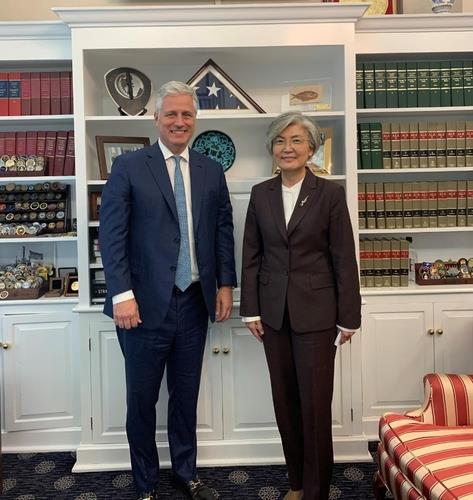 This photo captured from the Twitter account of the U.S. National Security Council shows U.S. National Security Adviser Robert O'Brien (L) and South Korean Foreign Minister Kang Kyung-wha posing for a photo during their meeting in Washington on Nov. 10, 2020. (Yonhap)