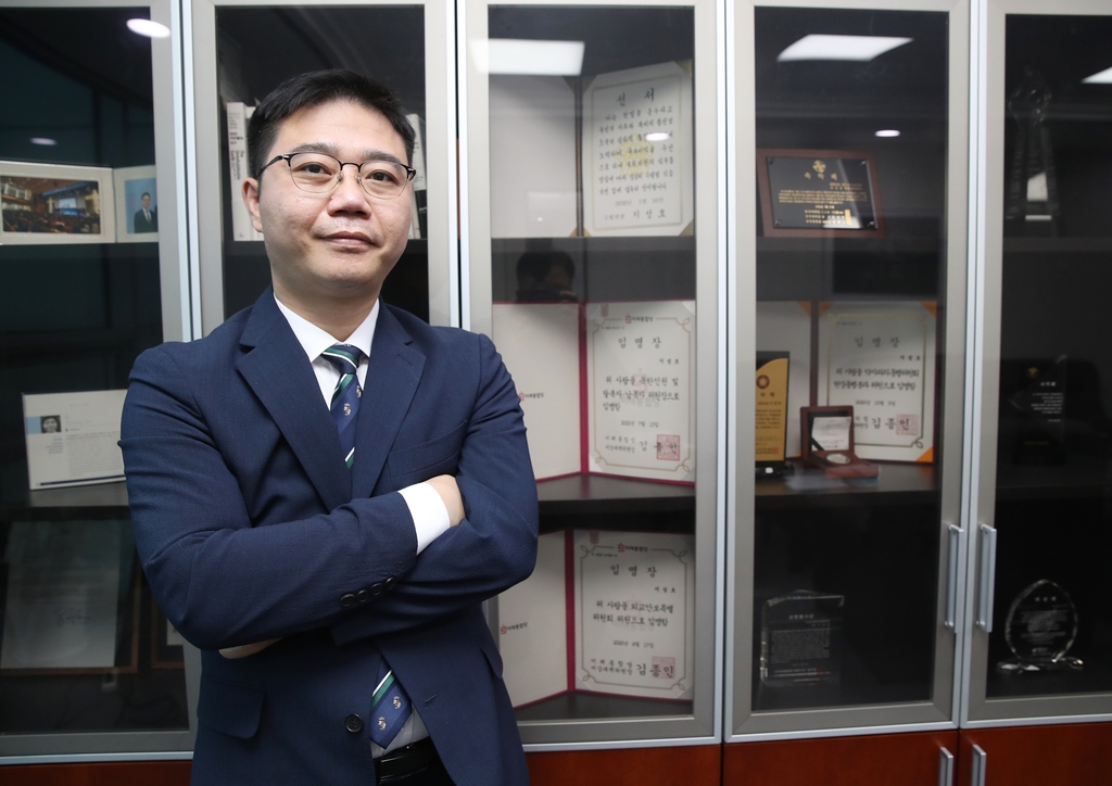 Rep. Ji Seong-ho poses in his office at the National Assembly on Dec. 2, 2020. (Yonhap) 