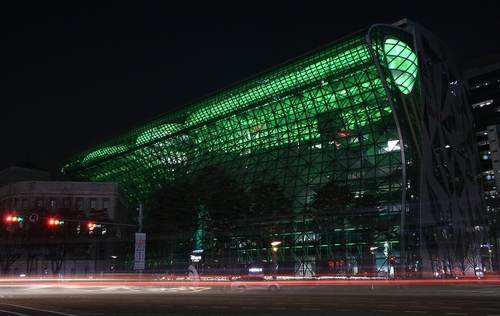 This photo, provided by the Seoul city government, shows its city hall building glowing in green. (PHOTO NOT FOR SALE) (Yonhap)