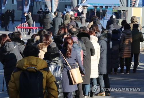 Citizens wait in line to receive COVID-19 tests at a makeshift clinic in central Seoul on Dec. 15, 2020. (Yonhap)