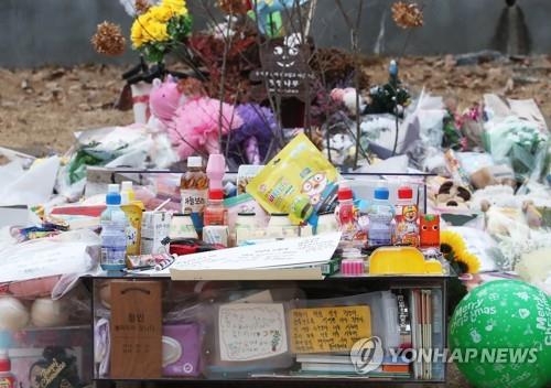 Flowers and mememtos are laid by citizens on Jan. 4, 2021, in a cemetery in Yangpyeong, east of Seoul, where the ashes of a 16-month-old girl, who was allegedly abused and killed by her adoptive mother in October, were buried.(Yonhap)