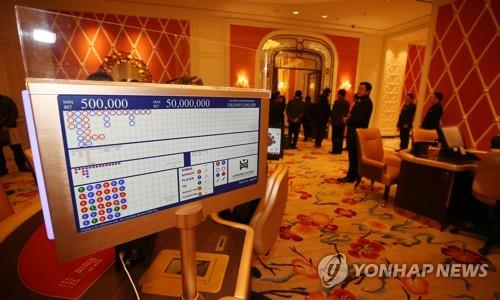 Police tracking down 3 suspects behind cash theft at Jeju casino