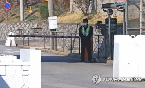 In this file photo, an employee of the U.S. Forces Korea (USFK) is on duty at the entrance of the U.S. Army's Yongsan Garrison in Seoul on March 31, 2020. (Yonhap) 