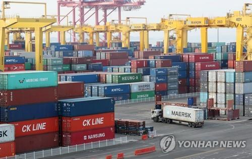 (LEAD) S. Korea's economy contracts 1 pct in 2020 amid pandemic, set to get back on growth track