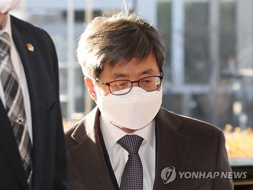 Chief Supreme Court Justice Kim Meong-su is on his way to work on Feb. 4, 2021. (Yonhap)