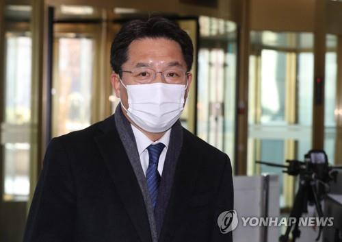 This file photo, taken Dec. 21, 2020, shows South Korea's chief nuclear envoy, Noh Kyu-duk, walking into the foreign ministry in Seoul. (Yonhap)
