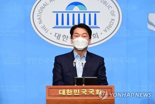 Ahn Cheol-soo, the chief of the People's Party, speaks during a press conference at the National Assembly in Seoul on March 23, 2021, after he was defeated by rival Oh Se-hoon of the People Power Party in a bipartisan primary to select the single opposition candidate for the April 7 Seoul mayoral by-election. (Yonhap) 