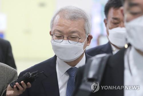 Former Supreme Court Chief Justice Yang Sung-tae attends a court hearing at the Seoul Central District Court in southern Seoul on April 7, 2021. (Yonhap)