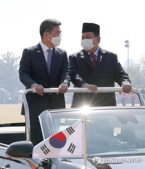 South Korean Defense Minister Suh Wook (L) and his Indonesian counterpart Prabowo Subianto attend a welcome ceremony for the Indonesian minister before their talks at the defense ministry in Seoul on April 8, 2021, in this photo provided by the defense ministry. (PHOTO NOT FOR SALE) (Yonhap)