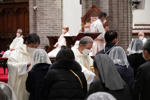 This photo, provided by the Catholic Bishops' Conference of Korea on April 13, 2021, shows priests holding communion during a Mass. (PHOTO NOT FOR SALE) (Yonhap) 