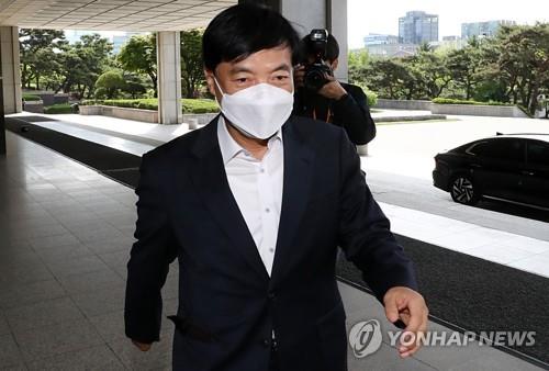Lee Sung-yoon, chief of the Seoul Central District Prosecutors Office, heads to his office in Seoul on May 11, 2021. (Yonhap)