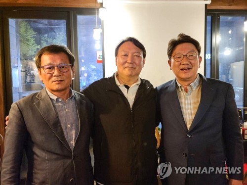 This photo contributed by a reader shows former Prosecutor General Yoon Seok-youl (C) and Rep. Kwon Seong-dong (R) of the People Power Party during their meeting in the eastern city of Gangneung on May 29, 2021. (Yonhap)