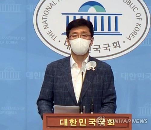 Democratic Party spokesman Rep. Koh Yong-jin speaks during a press conference at the National Assembly in Seoul on June 7, 2021. (Yonhap)