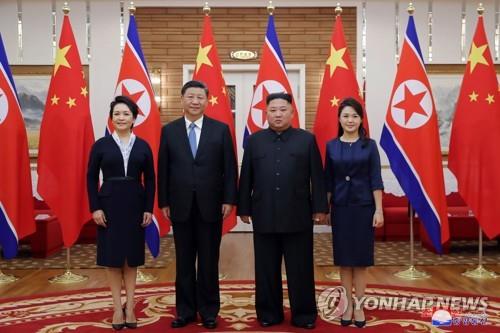 Chinese President Xi Jinping (2nd from L) and his wife, Peng Liyuan (far L), pose for a photo with North Korean leader Kim Jong-un (2nd from R) and his wife, Ri Sol-ju, prior to summit talks between the leaders of the two countries in Pyongyang on June 20, 2019, in this photo released by the North's official Korean Central News Agency. (For Use Only in the Republic of Korea. No Redistribution) (Yonhap)