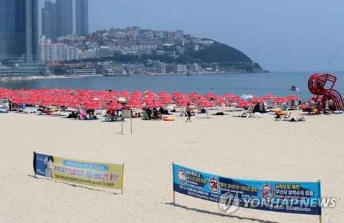 Busan's Haeundae Beach, one of South Korea's most popular destinations for summer vacationers, is noticeably quieter than usual in this photo taken on Aug. 1, 2021, due mainly to a recent spike in COVID-19 cases in the city. (Yonhap) 