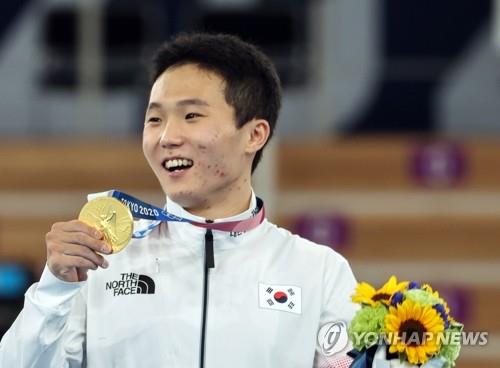 South Korean gymnast Shin Jea-hwan holds up his gold medal in the men's vault at the Tokyo Olympics at Ariake Gymnastics Centre in Tokyo on Aug. 2, 2021. (Yonhap)