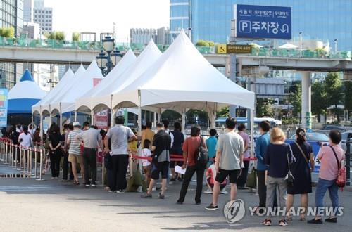 Citizens wait in line to receive coronavirus tests at a makeshift clinic in front of Seoul Station in Seoul on Aug. 7, 2021. (Yonhap)