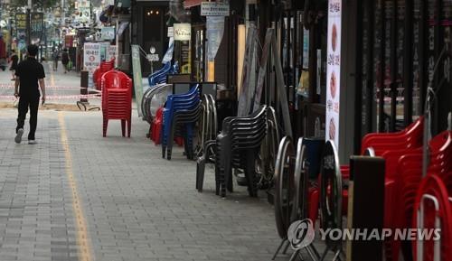Outdoor tables remain folded on a street full of restaurants in Gimhae, southeastern South Korea, in this file photo taken on July 27, 2021, amid rising COVID-19 cases in the city. (Yonhap)