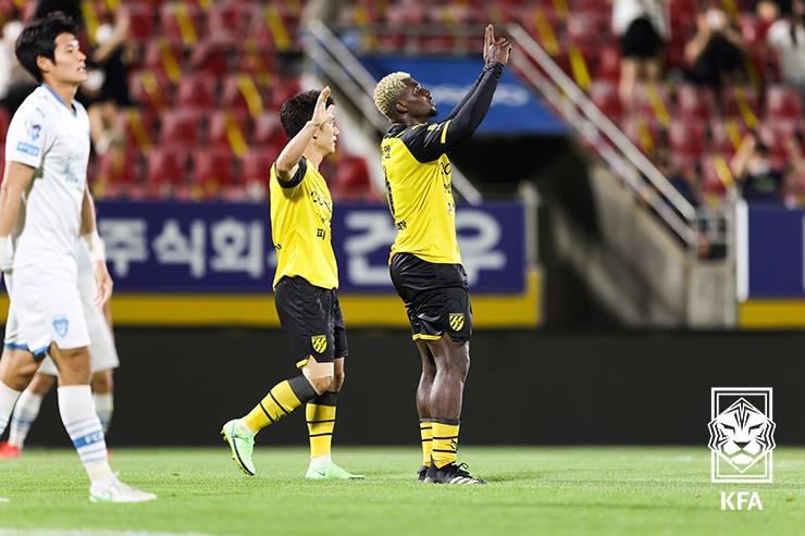 In this photo provided by the Korea Football Association, Samuel Nnamani of Jeonnam Dragons (R) celebrates his goal against Pohang Steelers in the quarterfinals of the Korean FA Cup at Gwangyang Football Stadium in Gwangyang, 420 kilometers south of Seoul, on Aug. 11, 2021. (PHOTO NOT FOR SALE) (Yonhap)