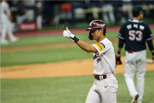 Lee Jung-hoo of the Kiwoom Heroes gives a thumbs-up sign during a Korea Baseball Organization regular season game against the Doosan Bears at Gocheok Sky Dome in Seoul on Aug. 14, 2021, in this photo provided by the Heroes. (PHOTO NOT FOR SALE) (Yonhap)