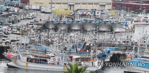 Boats are anchored for Typhoon Omais in Seogwipo, Jeju, on Aug. 22, 2021. (Yonhap)