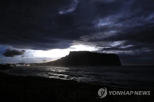 (6th LD) Typhoon Omais passes through S. Korea's southern island of Jeju