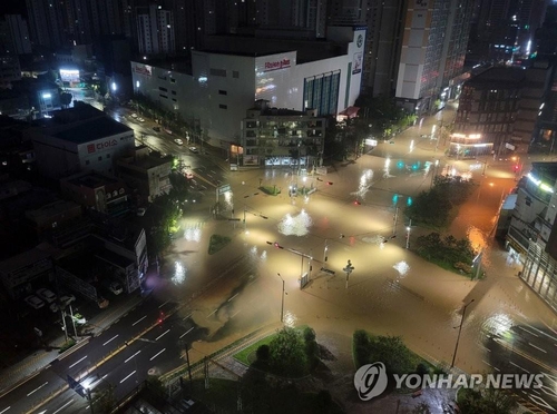 An intersection in Goseong, South Gyeongsang Province, is inundated after Typhoon Omais made landfall, in this photo provided by a reader on Aug. 24, 2021. (PHOTO NOT FOR SALE) (Yonhap)