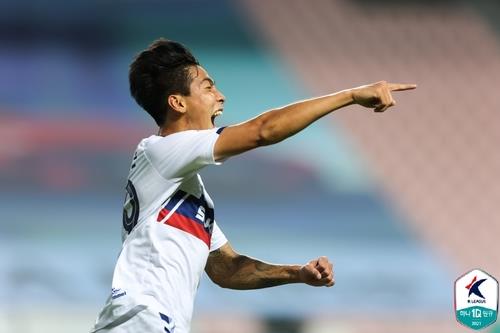 Cho Sang-jun of Suwon FC celebrates his goal against Jeonbuk Hyundai Motors during the clubs' K League 1 match at Jeonju World Cup Stadium in Jeonju, 240 kilometers south of Seoul, on Aug. 28, 2021, in this photo provided by the Korea Professional Football League. (PHOTO NOT FOR SALE) (Yonhap)