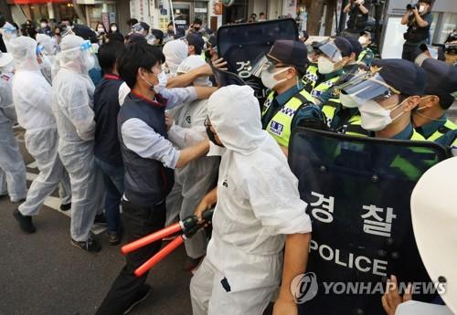 Members of the Korean Confederation of Trade Unions scuffle with police during a rally in Seoul on Sept. 30, 2021, ahead of its nationwide strike scheduled for Oct. 20. (Yonhap)