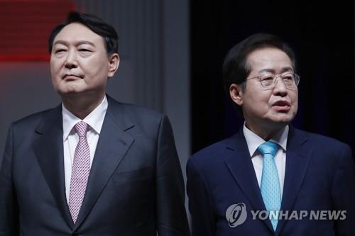 This file image, provided by the National Assembly press corps, shows ex-Prosecutor General Yoon Seok-youl (L) and Rep. Hong Joon-pyo during a television debate among presidential contenders of the People Power Party, held in Seoul on Sept. 8, 2021. (Yonhap)