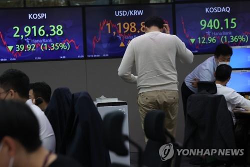 (LEAD) Seoul shares end lower on inflation woes, foreign selling