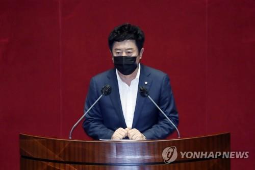 Rep. Jung Chan-min speaks during a plenary session at the National Assembly in Seoul on Sept. 29, 2021, before a vote on a motion on his arrest. (Pool photo) (Yonhap)