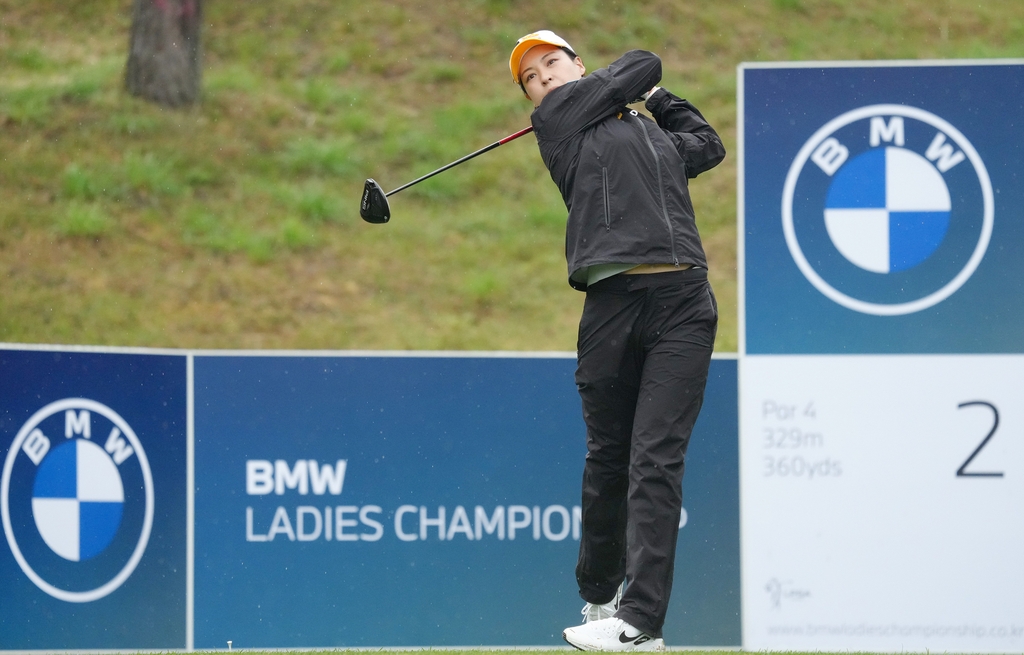 Chun In-gee of South Korea watches her tee shot at the second hole during the first round of the BMW Ladies Championship at LPGA International Busan in Busan, some 450 kilometers southeast of Seoul, on Oct. 21, 2021, in this photo provided by BMW Korea. (PHOTO NOT FOR SALE) (Yonhap)