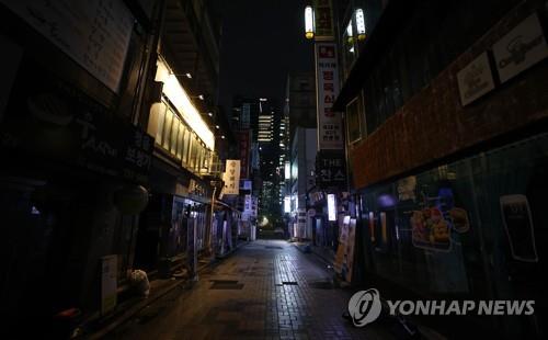 A street in Jongno in downtown Seoul, once a mecca for bar hoppers before COVID-19, is quiet and empty amid the new coronavirus on Aug. 23, 2021. (Yonhap)