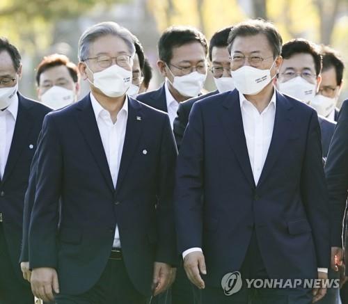 Moon meets ruling party's presidential nominee