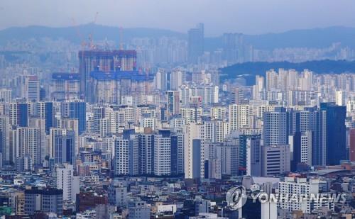 This file photo, taken Aug. 24, 2021, shows apartment buildings in Seoul. (Yonhap)