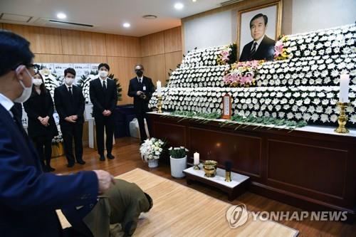 A mourner bows at the funeral altar of late former President Roh Tae-woo at Seoul National University Hospital in central Seoul on Oct. 27, 2021. (Yonhap)