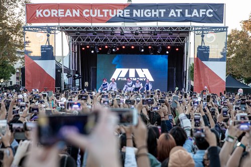 Fans cheer during a live concert by a K-pop group in Los Angeles on Oct. 26, 2021. (Yonhap)