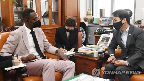 Dean Garfield (L), head of public policy at Netflix, meets with Rep. Lee Won-wook (R), chairman of the National Assembly's science and communications committee, in Seoul on Nov. 3, 2021. (Pool photo) (Yonhap)